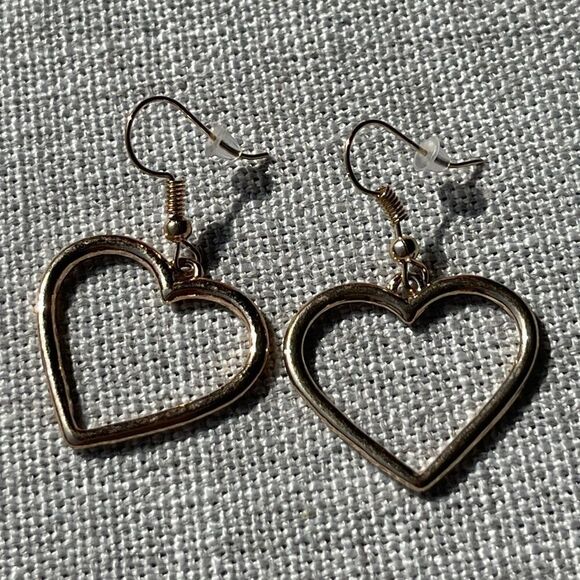 CUTE DANGLY MINIMALIST HEART GOLD TONE EARRINGS ⭐️❤️ - Picture 2 of 5